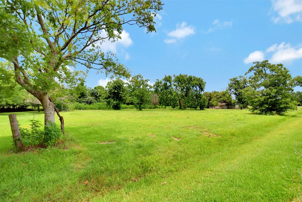 102 Canal Dr, Friendswood, TX 77546 - photo 1