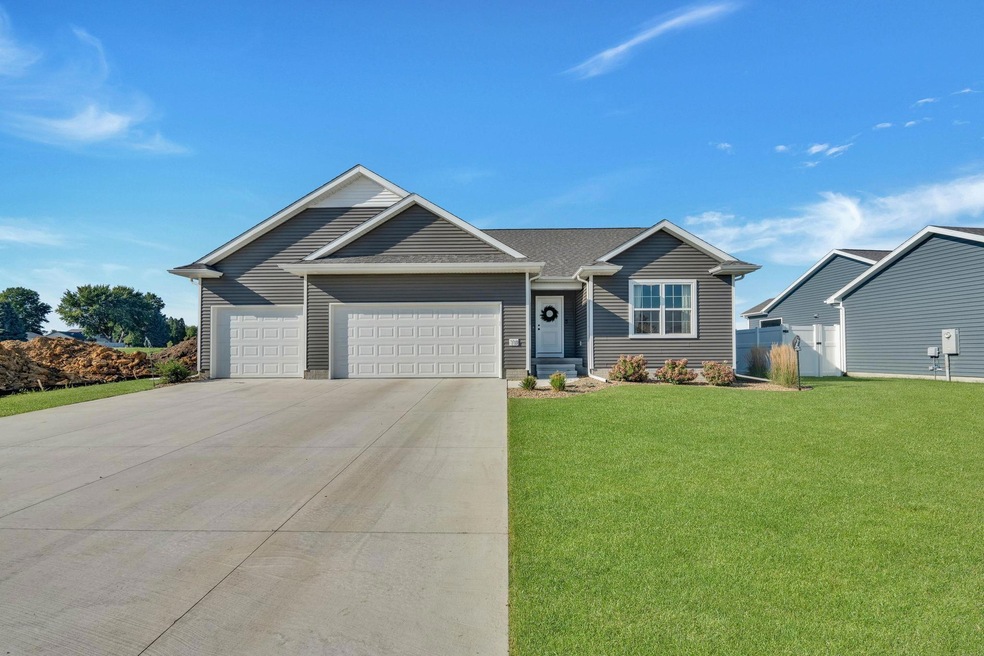 118 Goldcrest Ct, Waterloo, IA 50701 - photo 1