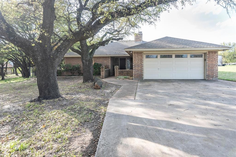 401 De la Cruz St, Weatherford, TX 76085 - photo 1