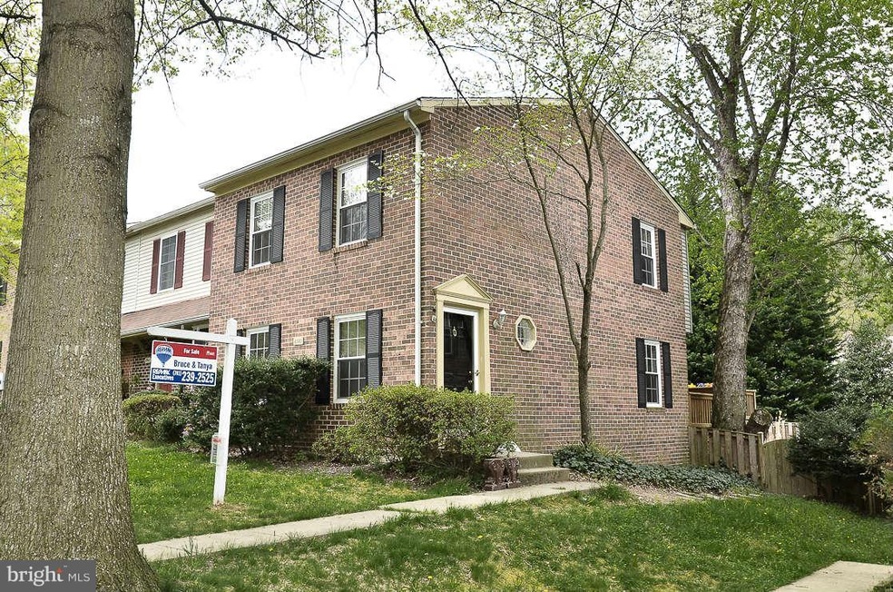 8910 Shamrock Ct, Springfield, VA 22152 - photo 1