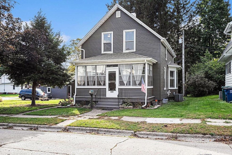 608 E Jefferson Ave, La Porte, IN 46350 - photo 1