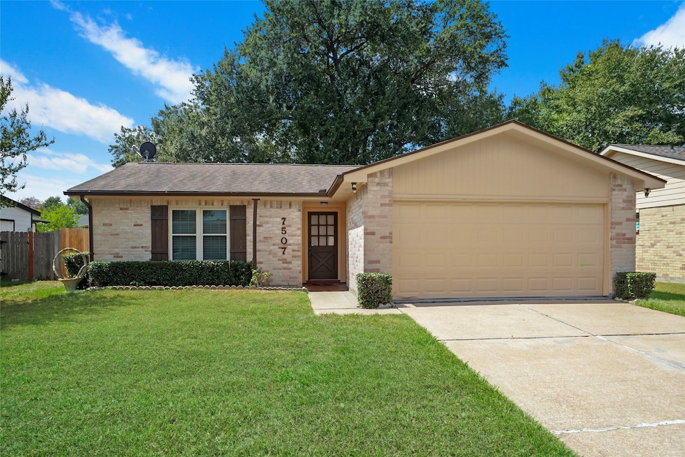 7507 Muirwood Ln, Houston, TX 77041 - photo 1