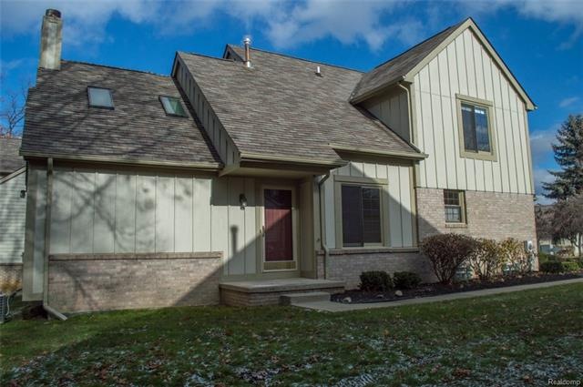 Detached condo with 1st floor master