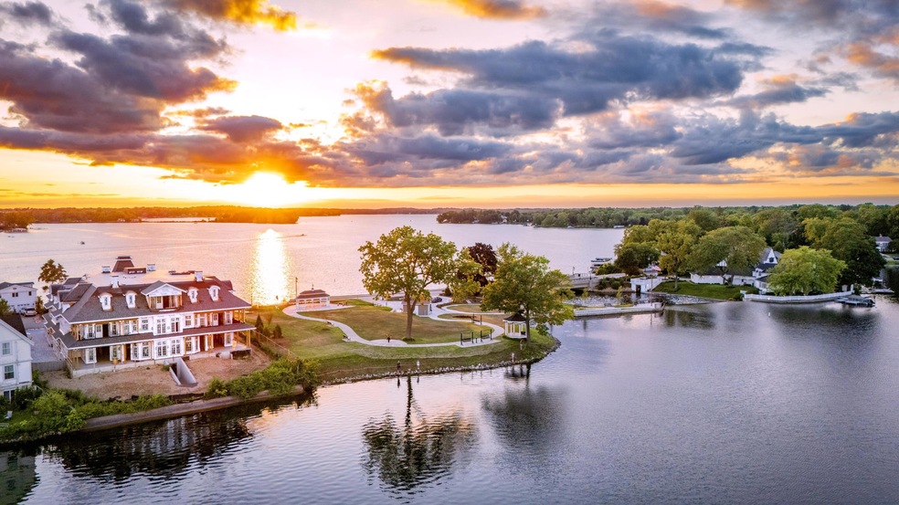 503 N Lake Rd unit 5, Oconomowoc, WI 53066 - photo 1