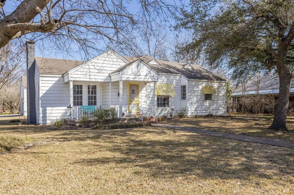 601 E 12th St, Bonham, TX 75418 - photo 1