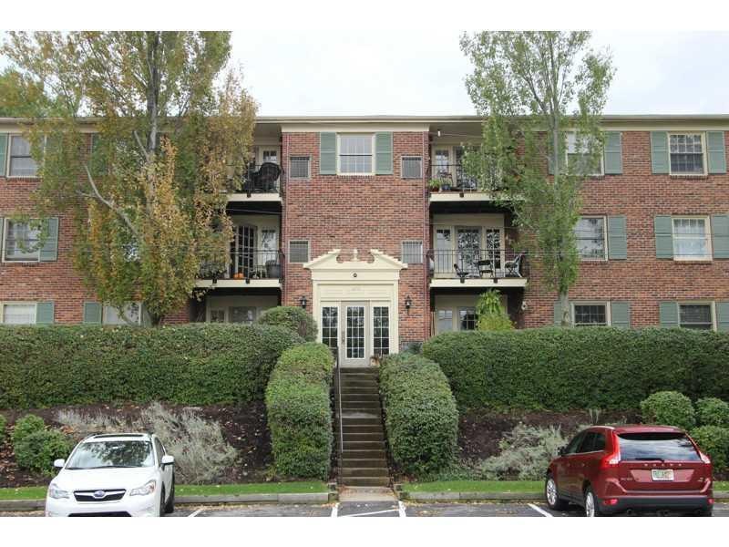 1070 Chatham Park Dr unit J, Pittsburgh, PA 15216 - photo 1