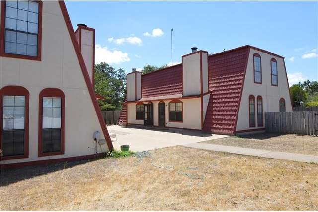 Quiet, spacious hill country retreat with beautiful huge oak trees!