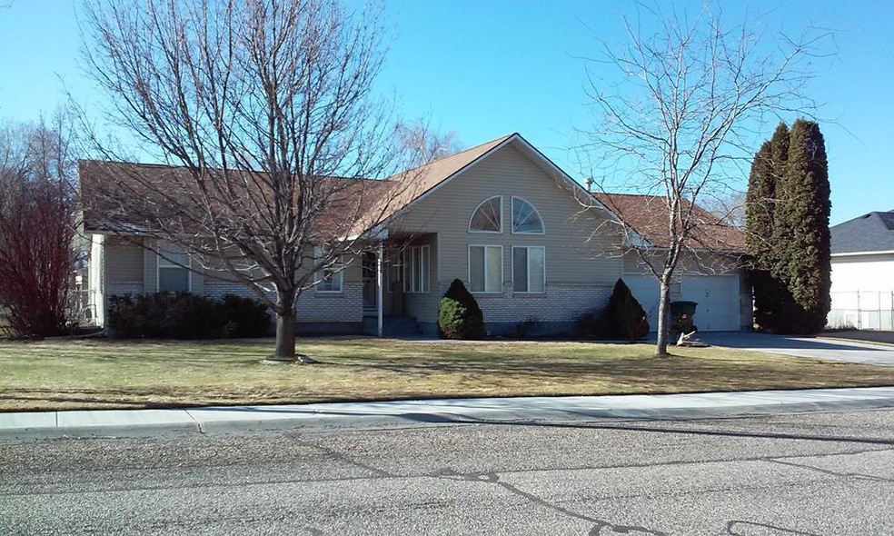 811 James St, Blackfoot, ID 83221 - photo 1