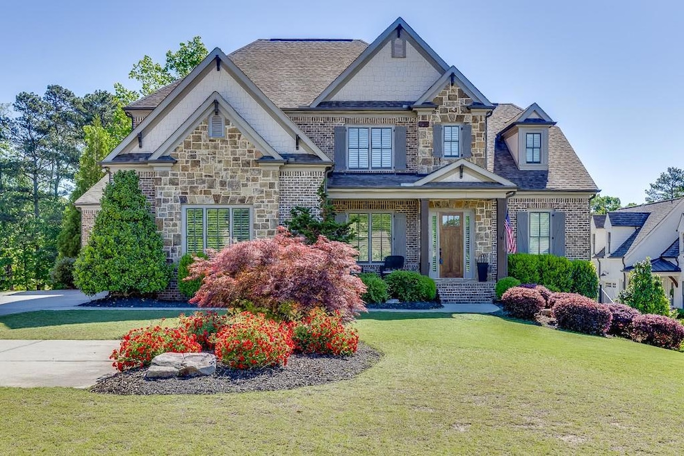 View of front of property featuring a front lawn