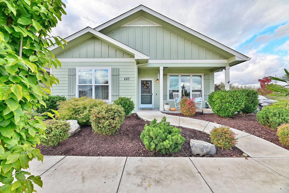 402 Waterside Dr, Central Point, OR 97502 - photo 1