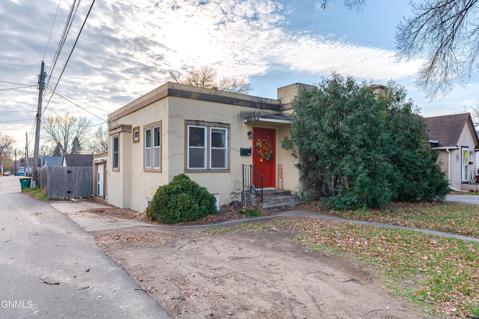 909 East Ave E, Bismarck, ND 58501 - photo 1