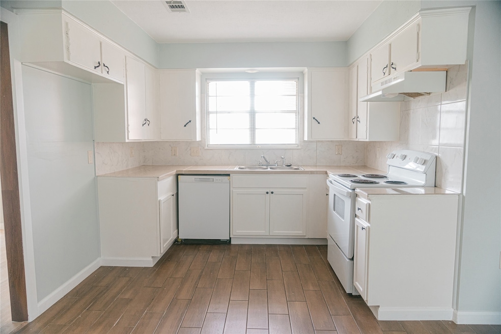 9015 Vinearbor St, Houston, AL 77033 - photo 1