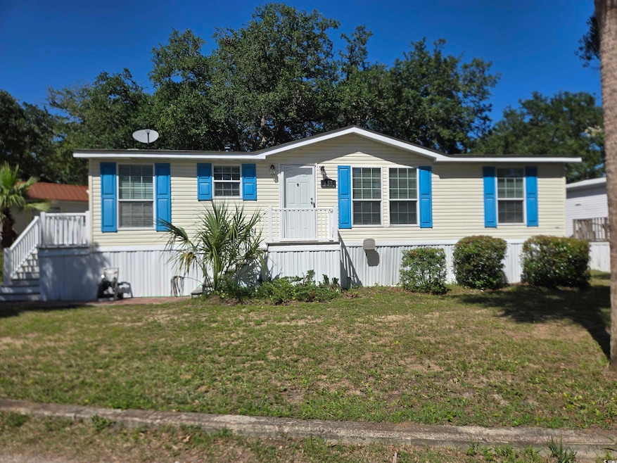 Manufactured / mobile home with a front lawn