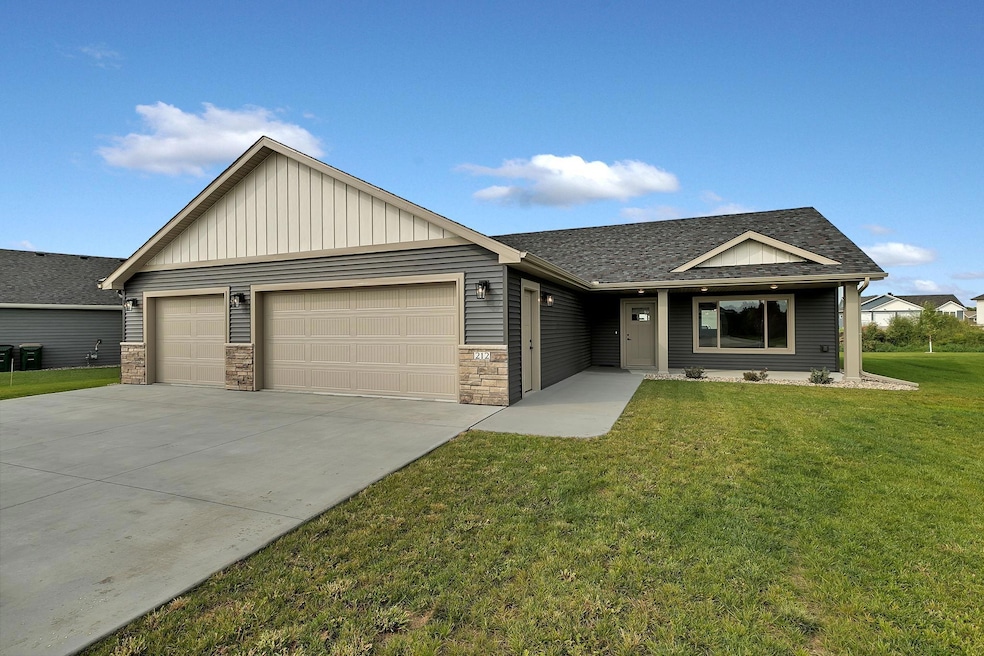 Avon Patio Home - 2 bedrooms with a sunroom, 2 bathrooms, 3 stall garage!