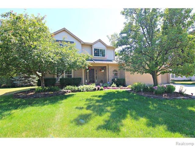 2560 W Bloomfield Oaks Dr, West Bloomfield, MI 48324 - photo 1