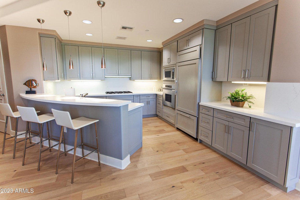 Spacious Kitchen & Breakfast Bar