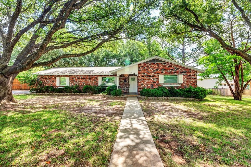 304 Frederick Rd, Fredericksburg, TX 78624 - photo 1