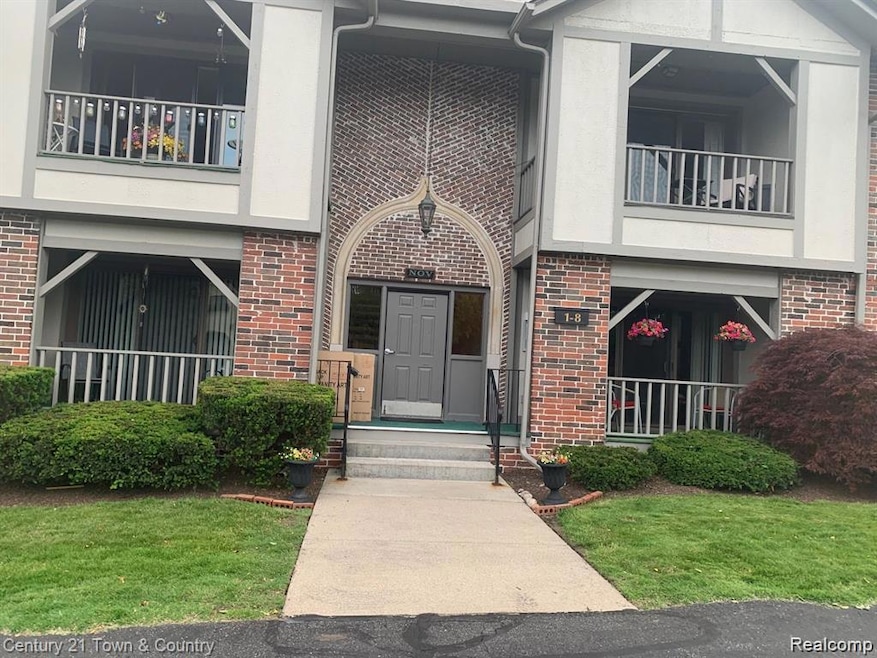 42160 Woodward Ave unit 8, Bloomfield Hills, MI 48304 - photo 1