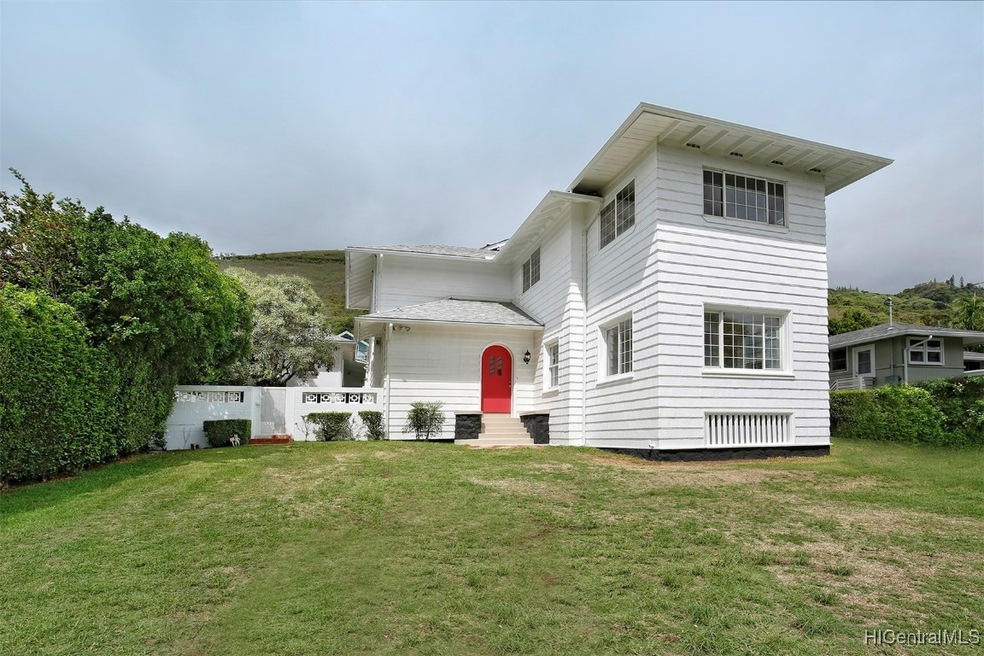 Stately remodeled classic Manoa residence on Histo