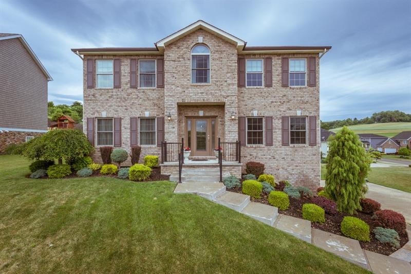 Inviting 2 story brick/vinyl 8-year young Richwell