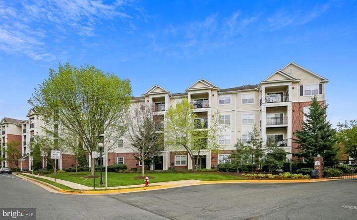 12909 Centre Park Cir unit 305, Oak Hill, VA 20171 - photo 1