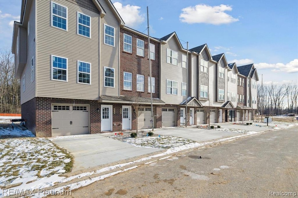 1686 Pinecroft Ln, Howell, MI 48855 - photo 1