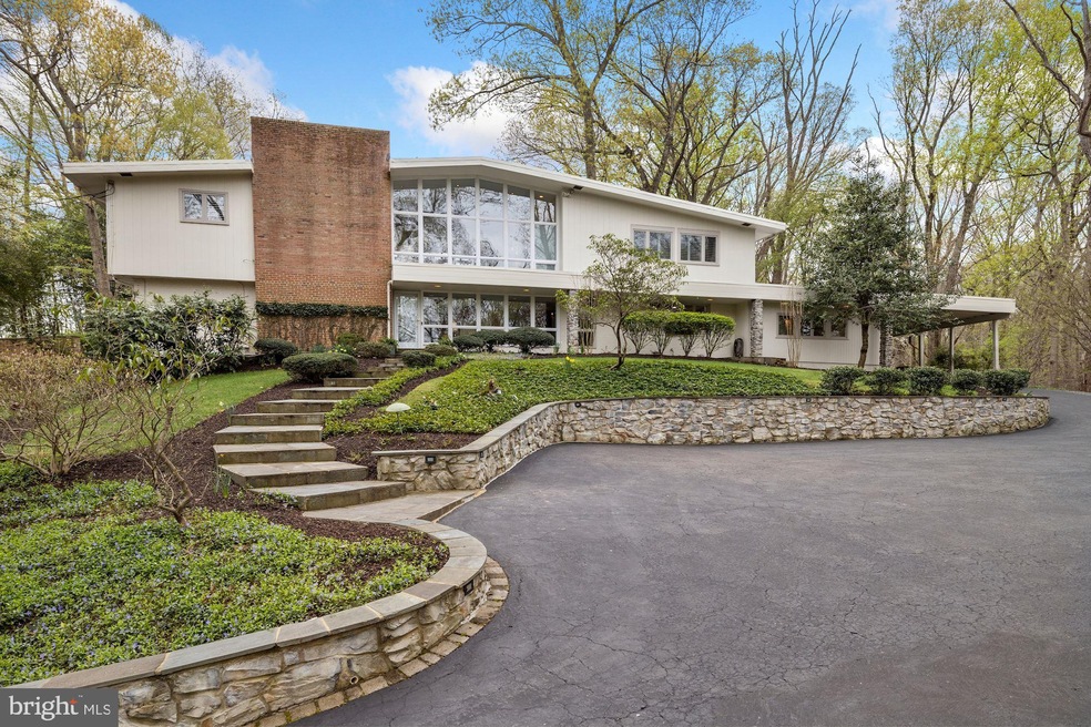 920 Swinks Mill Rd, McLean, VA 22102 - photo 1