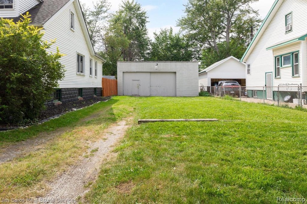 1459 Wayburn St, Grosse Pointe, MI 48230 - photo 1