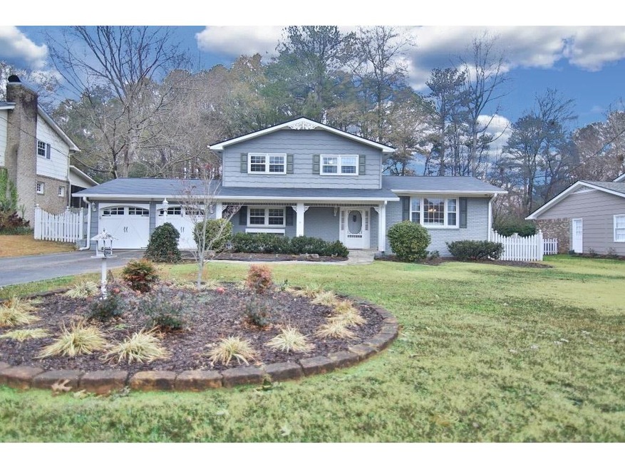THIS MARIETTA HOME HAS GREAT CURB APPEAL, LEVEL YA
