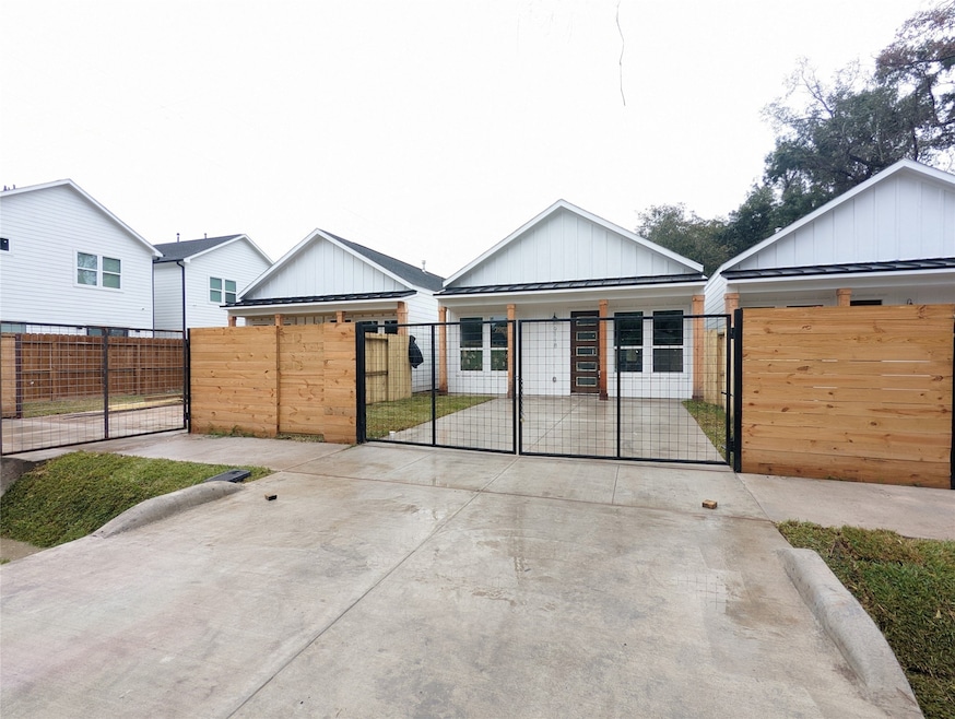 9118 Peachtree St, Houston, TX 77016 - photo 1