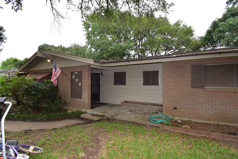 304 Lindsey Ave, Bay City, TX 77414 - photo 1