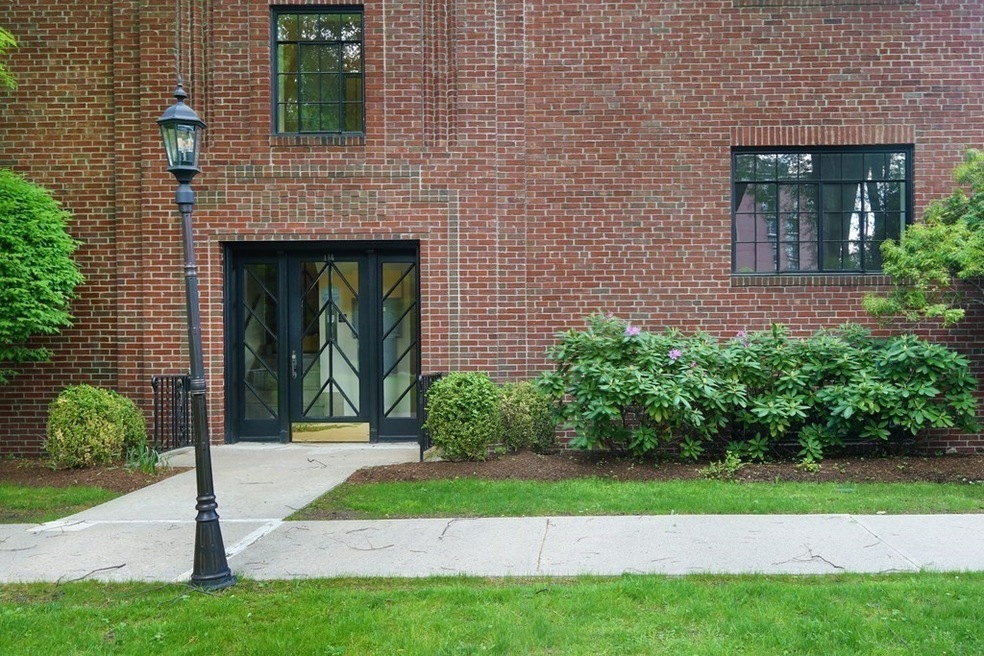 114 Sewall Ave unit 2, Brookline, MA 02446 - photo 1