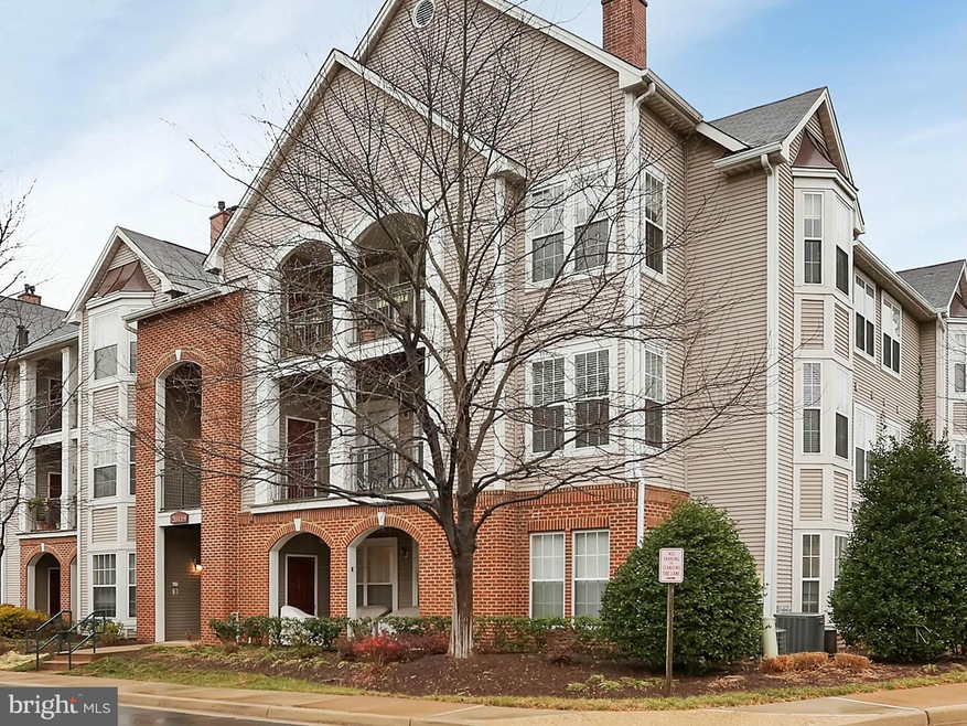 20419 Riverbend Square unit 102, Sterling, VA 20165 - photo 1