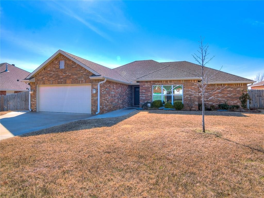 2302 Crooked Oak Ct, Shawnee, OK 74804 - photo 1