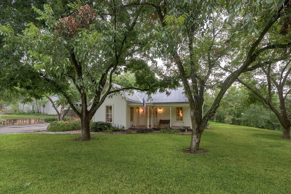 305 S Milam St, Fredericksburg, TX 78624 - photo 1