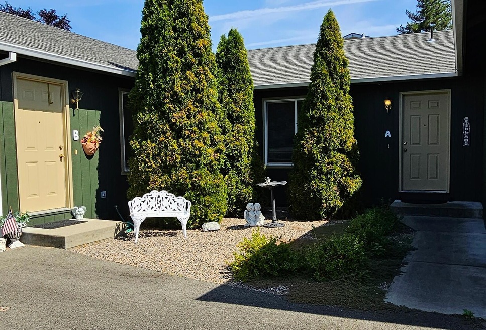 1232 W Harbeck Rd, Grants Pass, OR 97527 - photo 1