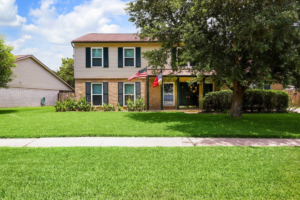 305 Old Course Dr, Friendswood, TX 77546 - photo 1