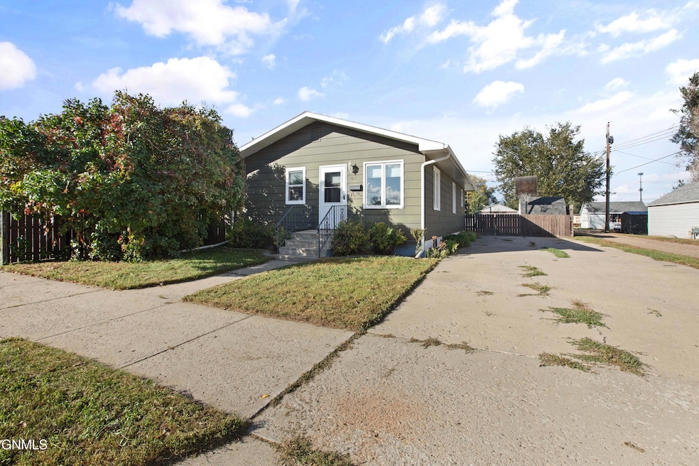 416 7th St W, Williston, ND 58801 - photo 1