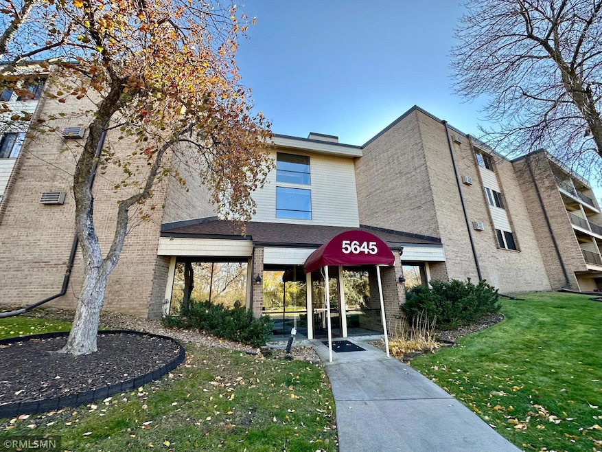 5645 Green Circle Dr unit 204, Minnetonka, MN 55343 - photo 1