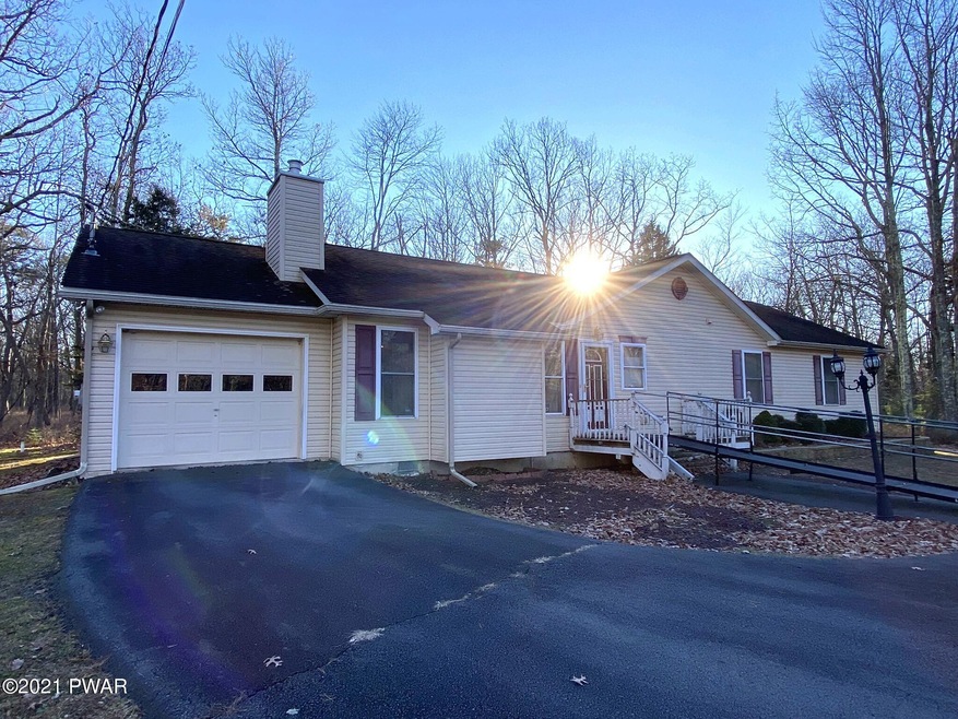 810 E Spur Ct, Hawley, PA 18428 - photo 1