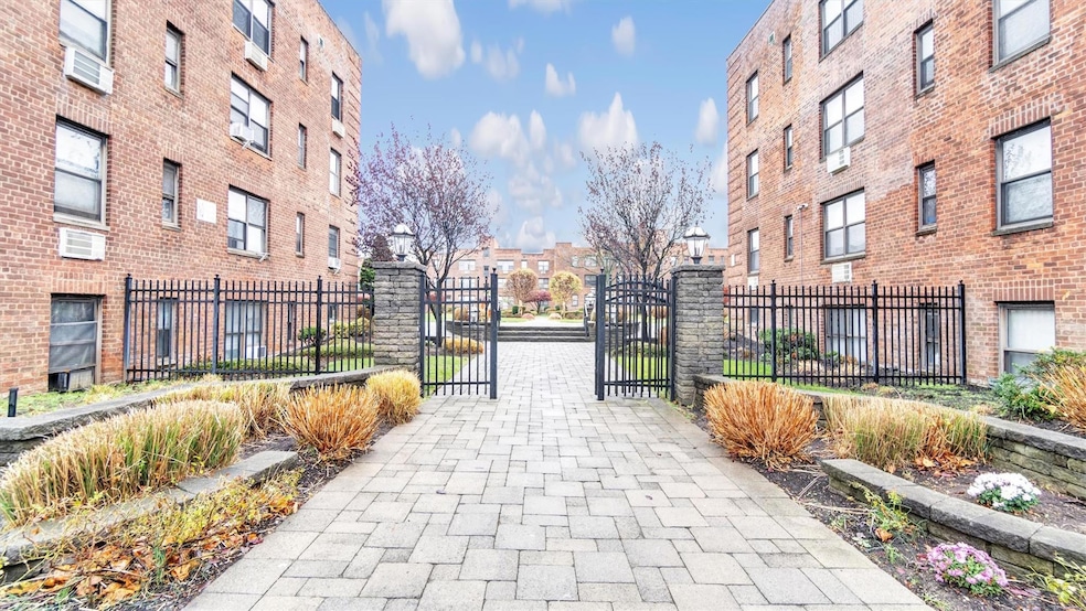 1 Jefferson Ave unit E6, Rockville Centre, NY 11570 - photo 1