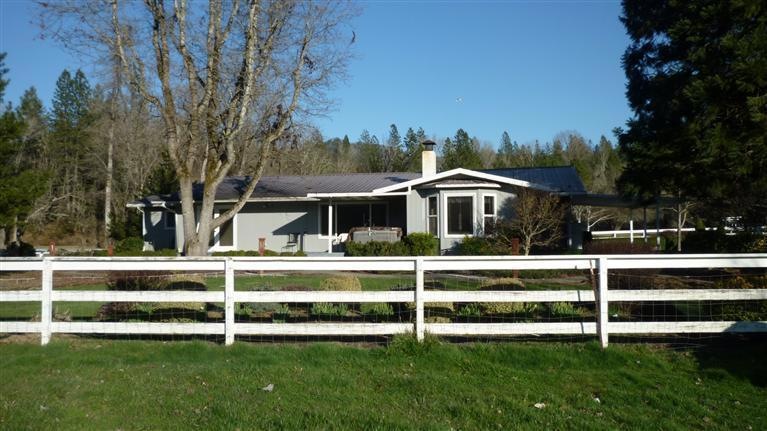 5497 E Evans Creek Rd, Rogue River, OR 97537 - photo 1