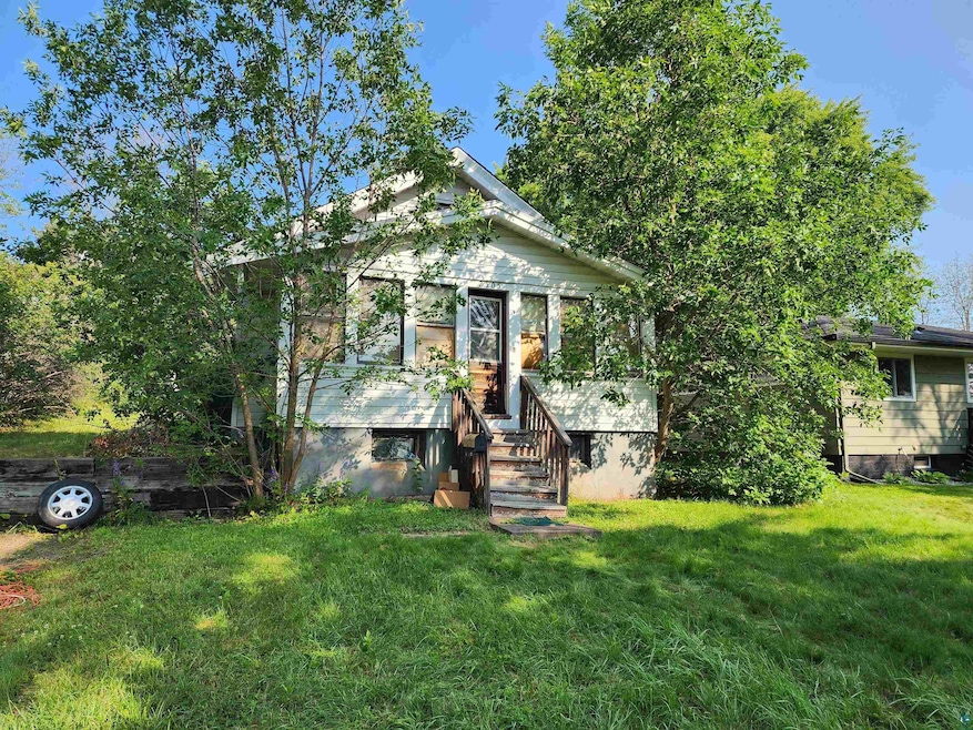 View of front facade with a front lawn