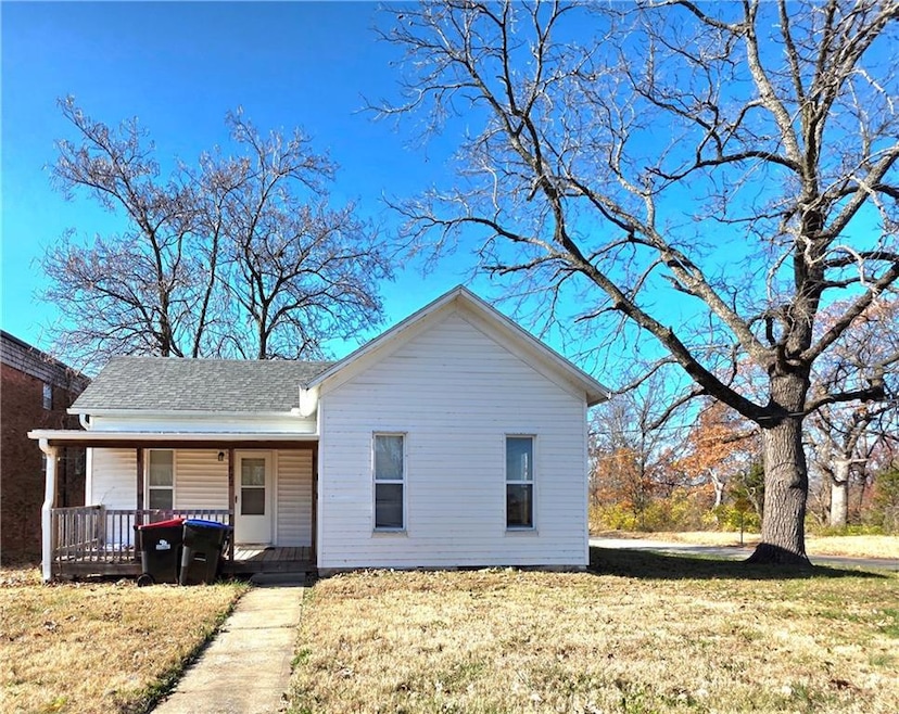 822 N Holden St, Warrensburg, MO 64093 - photo 1