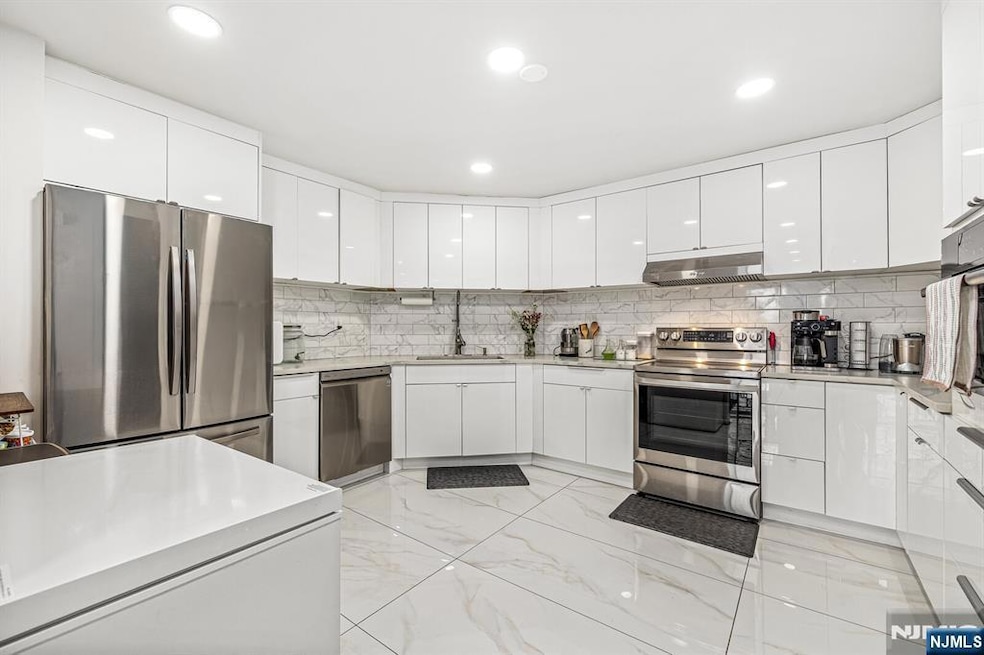 427 Harmon Cove Tower, Secaucus, NJ 07094 - photo 1