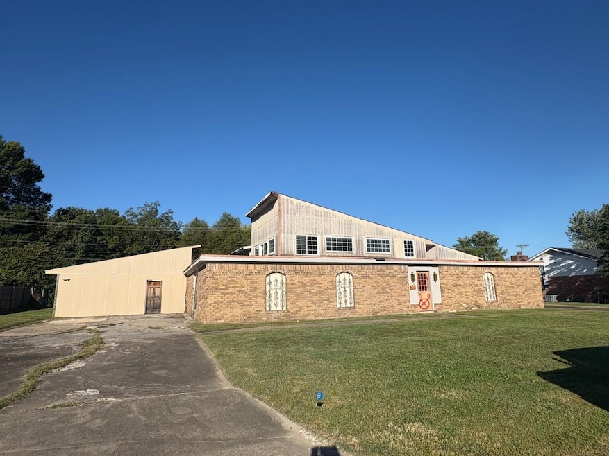 2216 M St SW, Miami, OK 74354 - photo 1