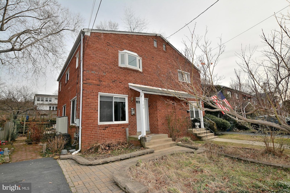 109 E Taylor Run Pkwy, Alexandria, VA 22314 - photo 1