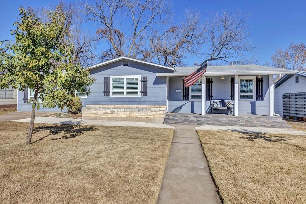 330 W Burbank St, Fredericksburg, TX 78624 - photo 1