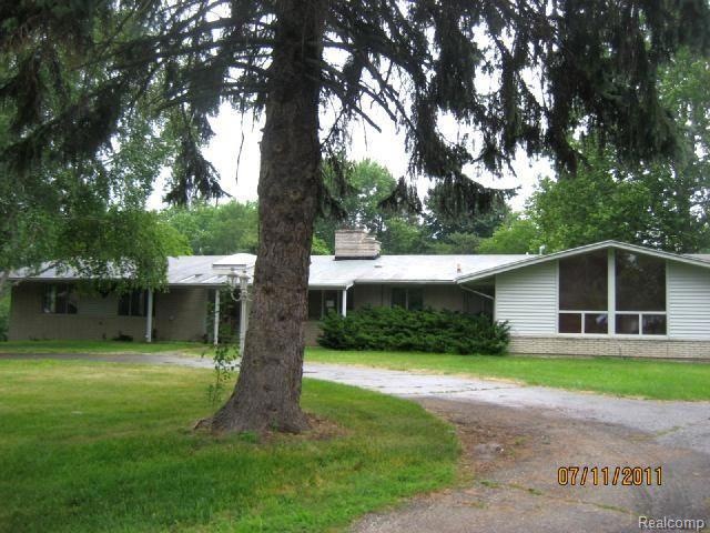 6261 Saint James Ct, West Bloomfield, MI 48322 - photo 1