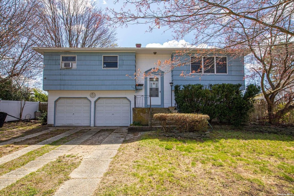 179 Loop Dr, Sayville, NY 11782 - photo 1